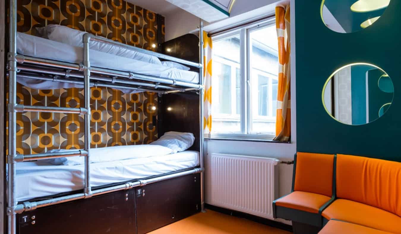 As duas camas principais de duas vezes na sala comum do albergue em Copenhague Downtown Hostel