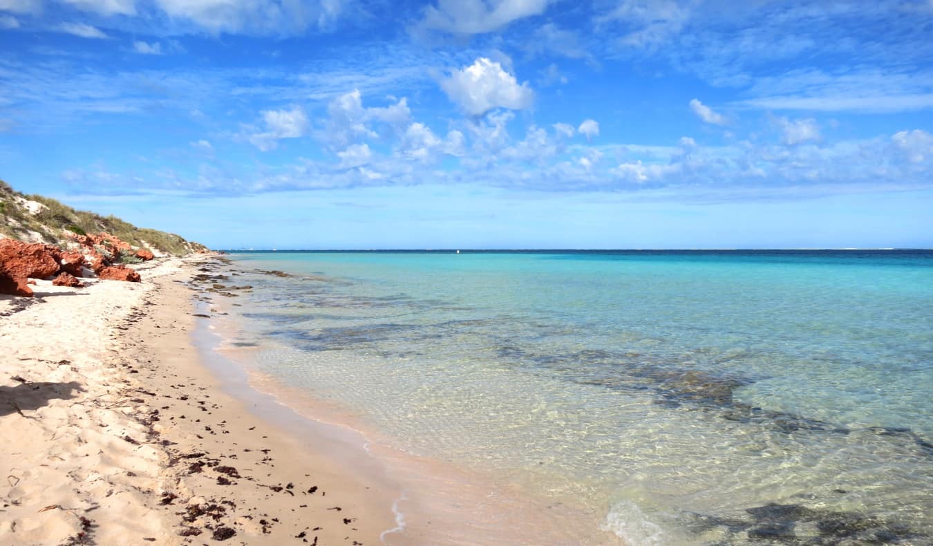 Praia relaxante na Baía de Coral, Austrália