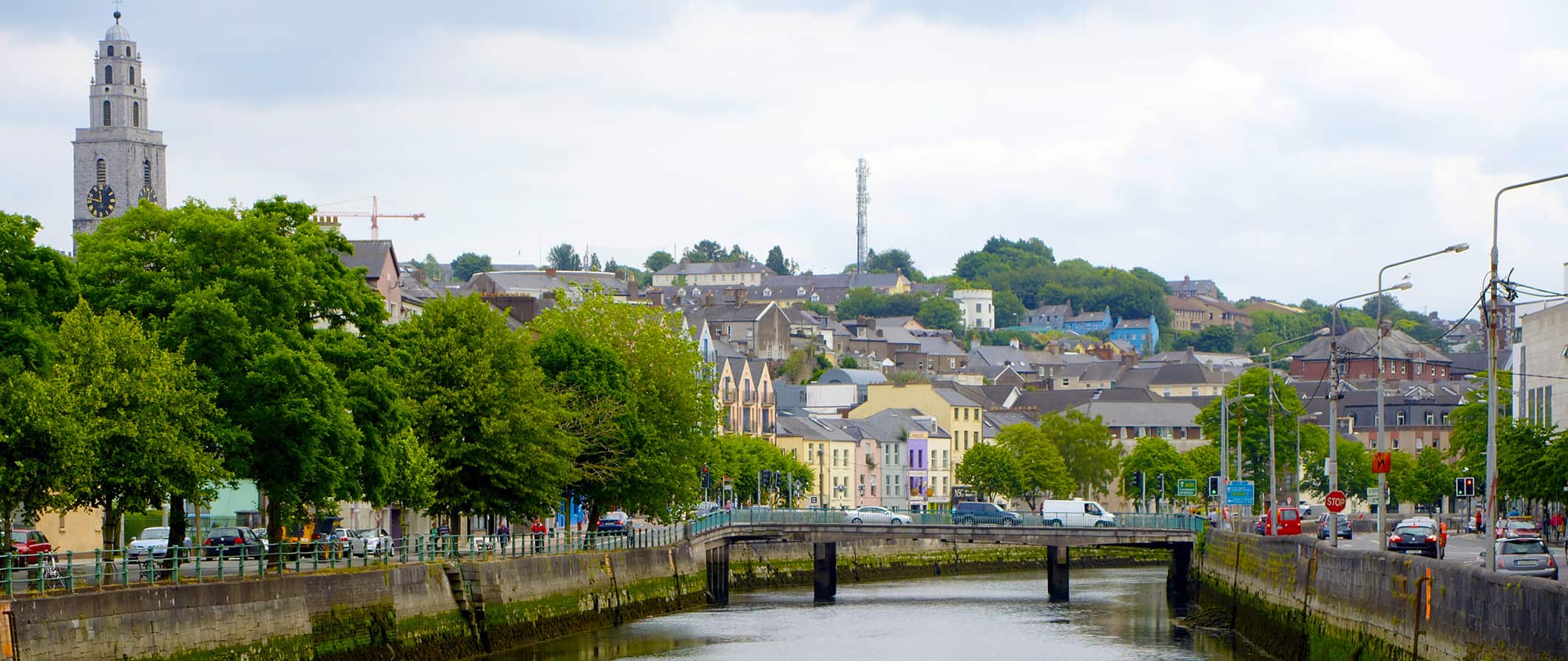 Ao longo do rio em Cork, Irlanda