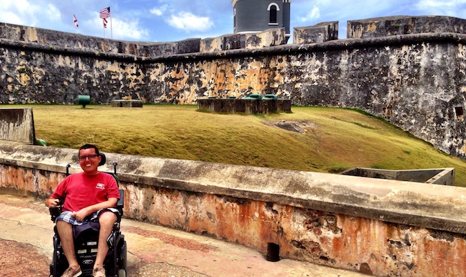 Corey Lee posa para uma foto no antigo forte histórico.
