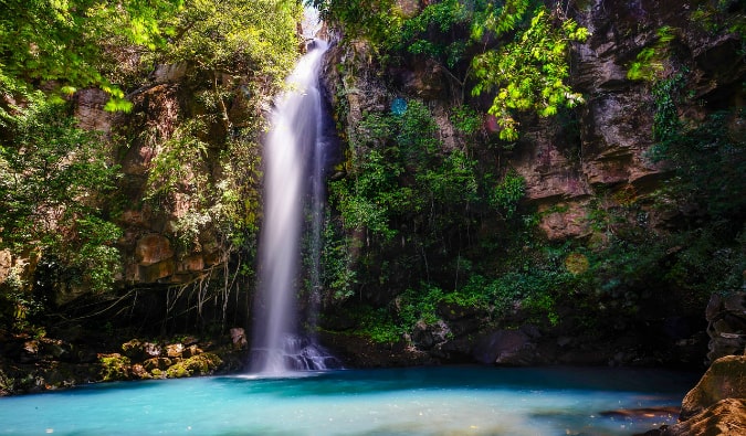 Cachoeira na selva da Costa Rica