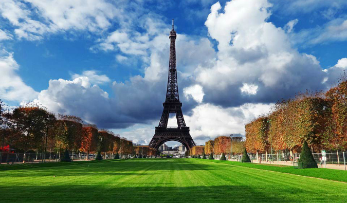 A famosa torre Eiffel, subindo em Paris no contexto de um grande campo de grama verde.