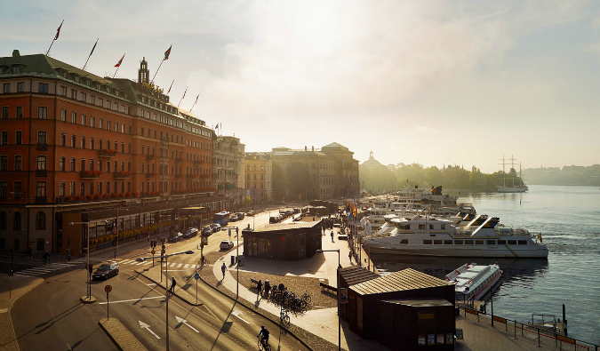 Vista do porto e da orla marítima em Estocolmo, Suécia, no verão