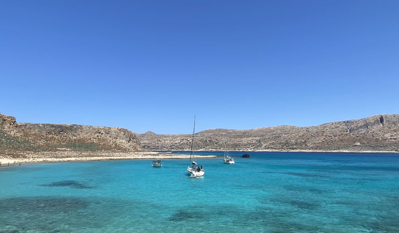 Águas puras e bonitas ao redor de Creta, Grécia