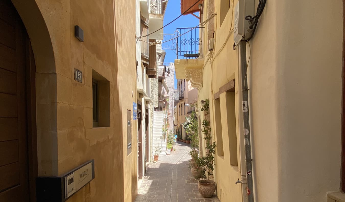 Rua estreita em Creta, Grécia