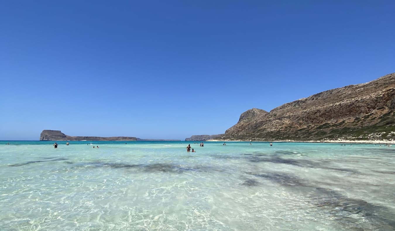 Praia limpa e calma em Creta em um dia ensolarado