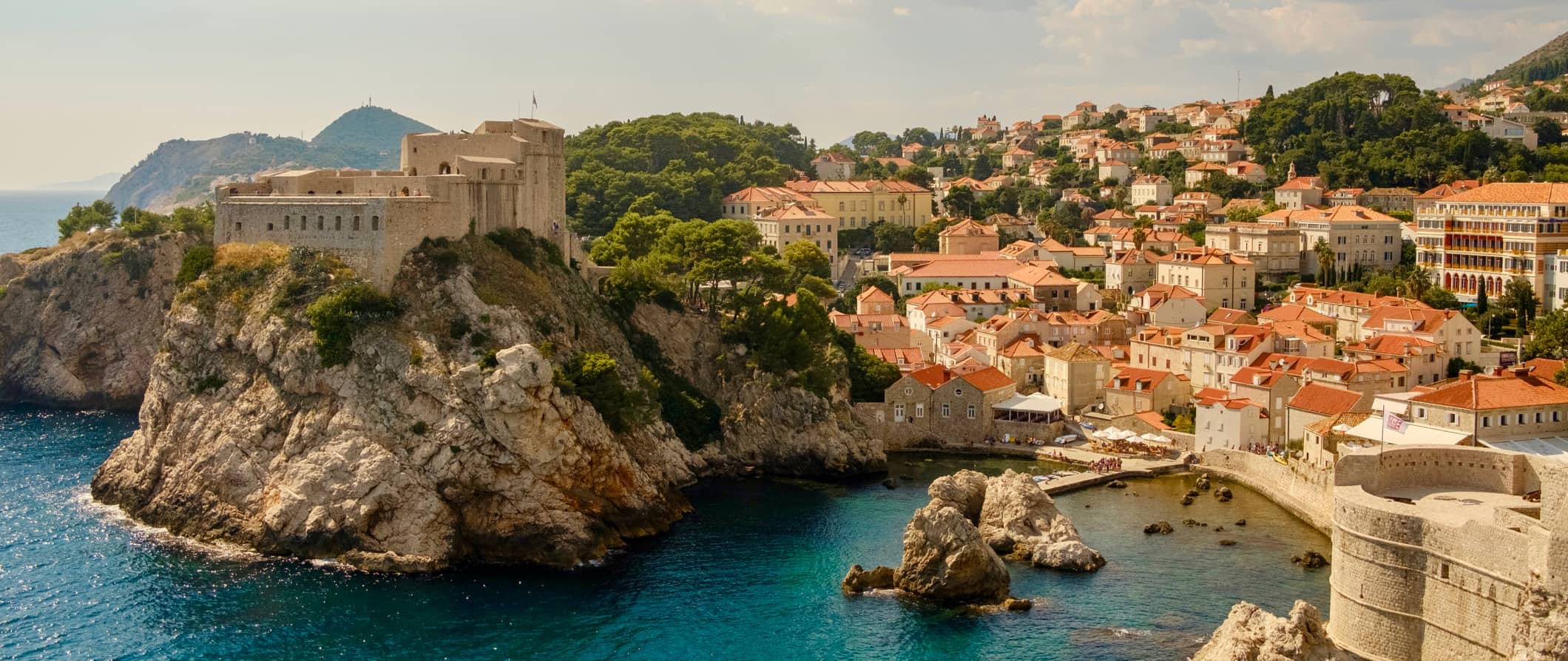 Costa acidentada da Croácia cercada por edifícios históricos e arquitetura