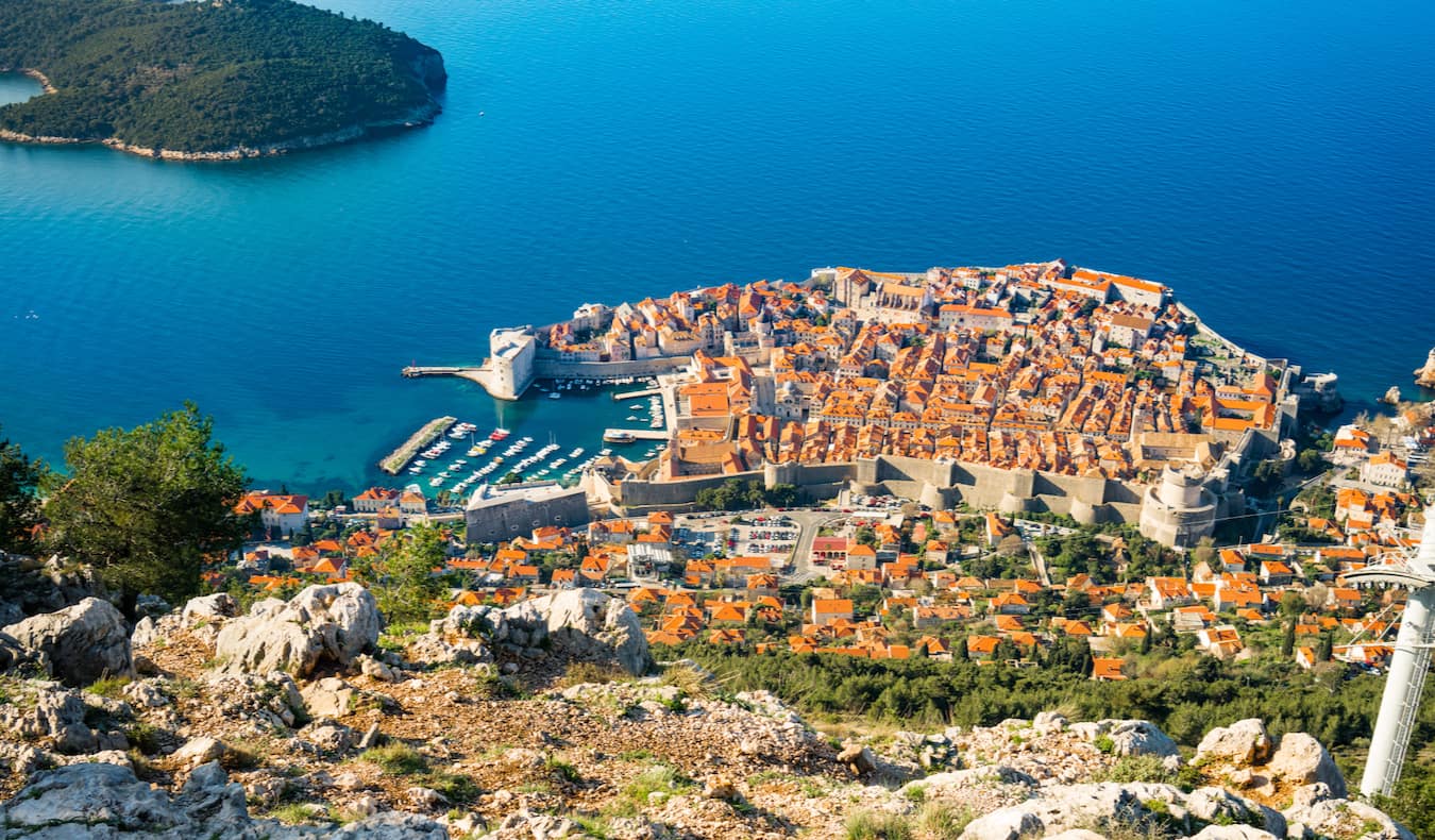 A movimentada capital de Dubrovnik, na Croácia, vista das colinas acima