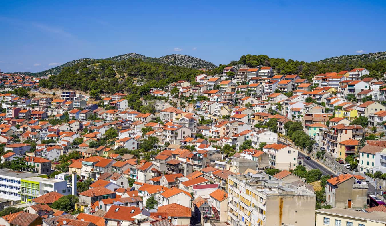 Vista de Shibenik e suas muitas casas antigas na Croácia
