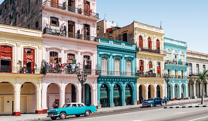 edifícios coloridos no centro de Havana