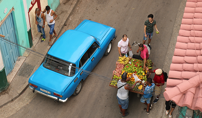 vendedores vendendo frutas em uma rua de Havana