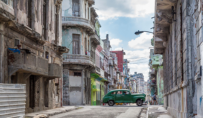 carro verde em uma das ruas de Havana