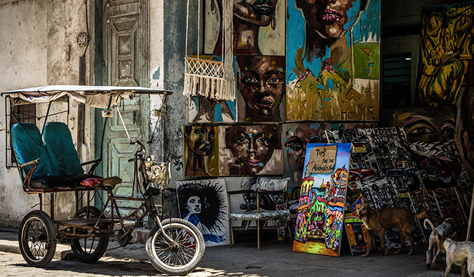 Bicicleta estacionada em frente a uma loja de arte em Cuba