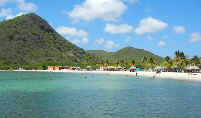 Lindas praias do Caribe com colinas atrás delas