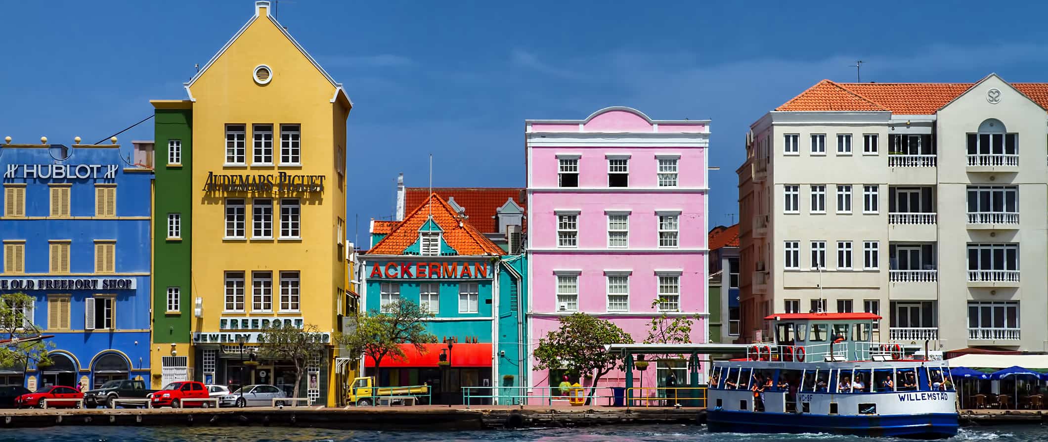 Edifícios pintados com cores vivas na ilha tropical de Curaçao, no Caribe