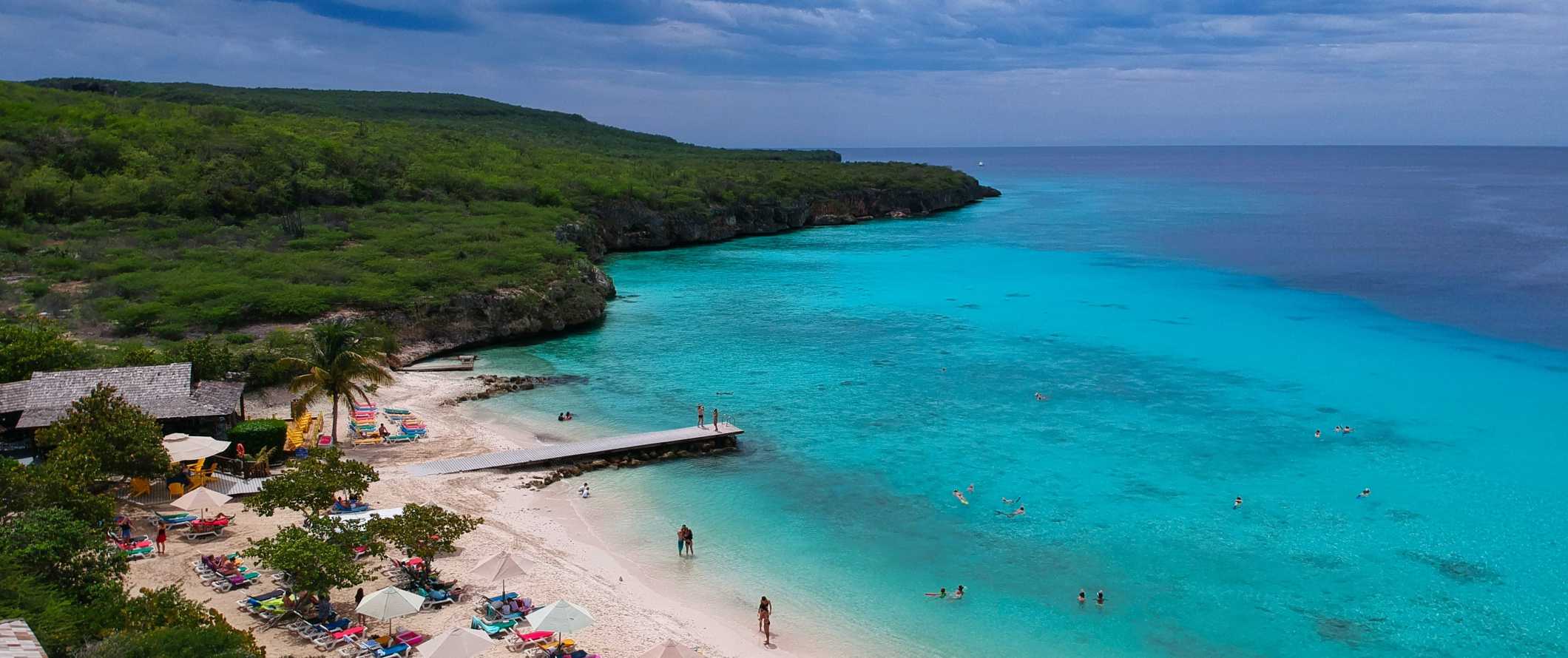 Vista de drone da praia na ilha tropical de Curaçao, no Mar do Caribe