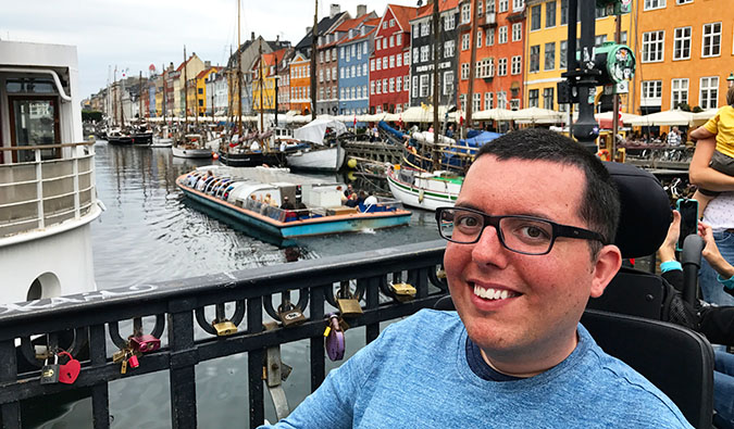 Corey Lee posa para uma foto em Copenhague à beira-mar