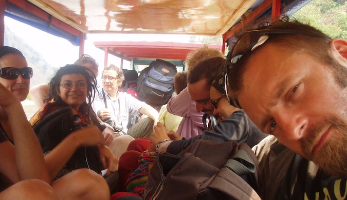Dan Slater, blogueiro, posa para foto em um ônibus lotado na Ásia