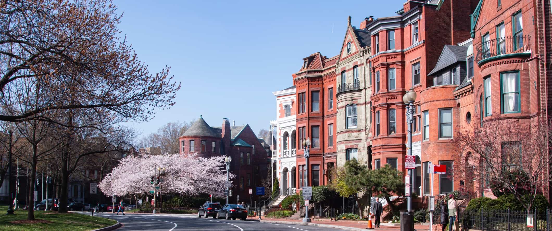 Edifícios históricos feitos de tijolo vermelho e cereja florida em Washington, o Distrito da Colômbia.