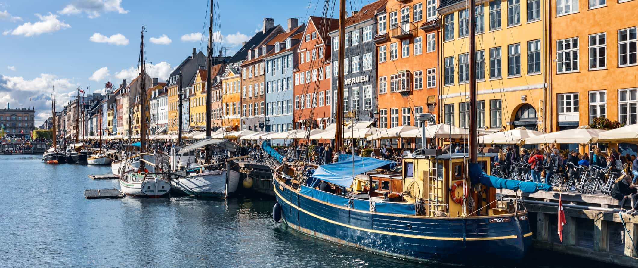 Famosas casas coloridas ao longo dos canais de Copenhague, Dinamarca, no verão
