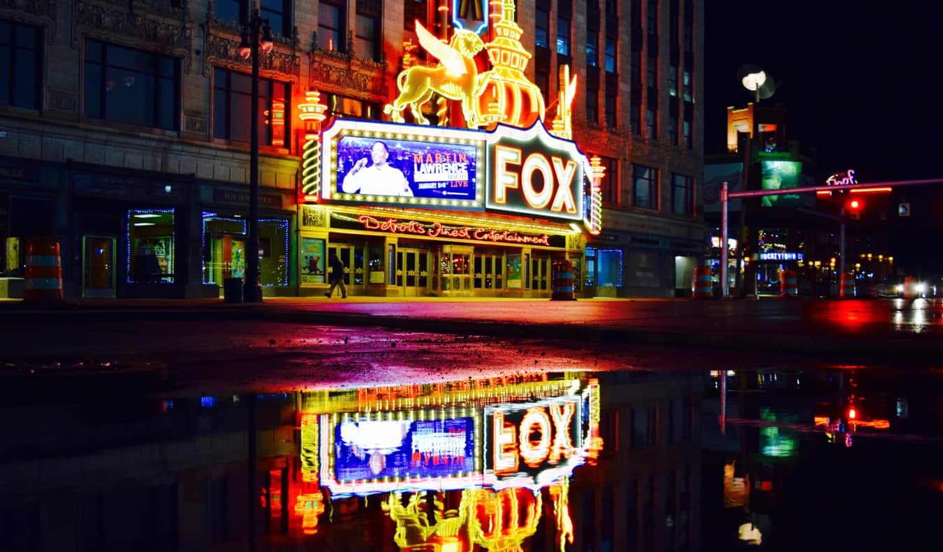Fox Theatre em Detroit, iluminado à noite