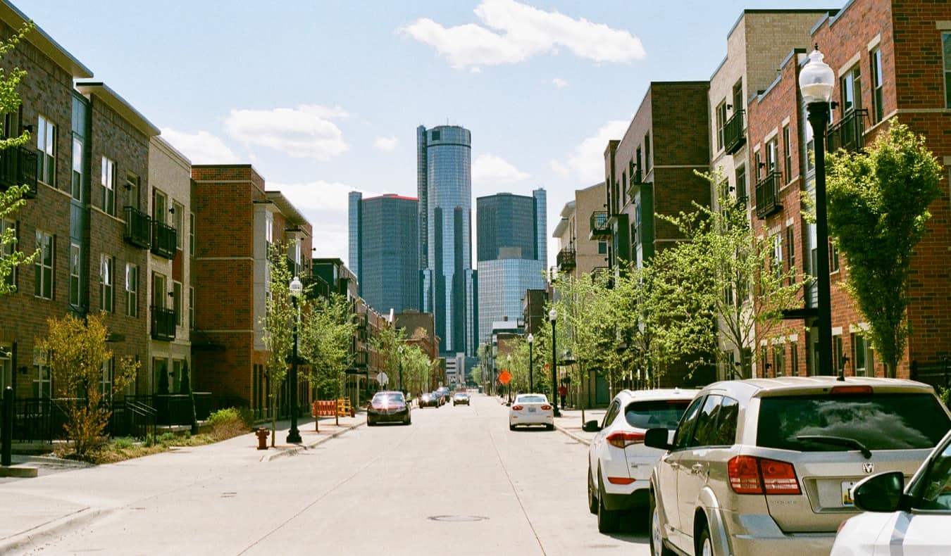 Rua tranquila em Detroit, Michigan, durante o dia