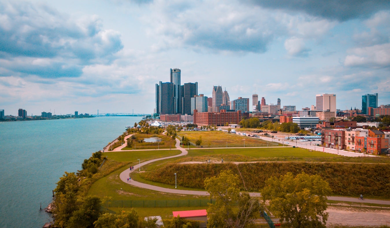Linha Horizon no centro de Detroit, Michigan, no verão