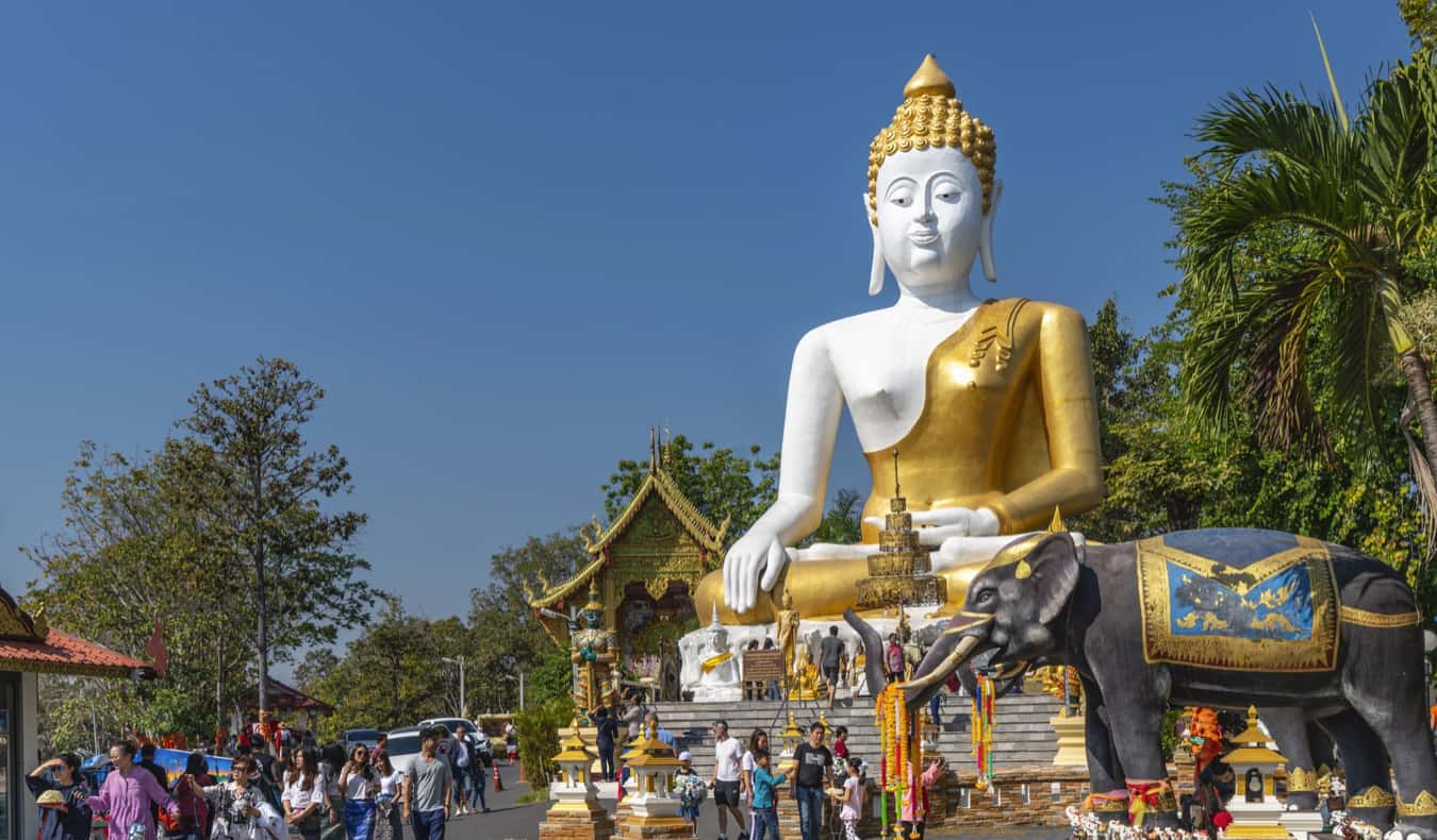 Estátua maciça do Buda no templo perto de Chiangma, Tailândia