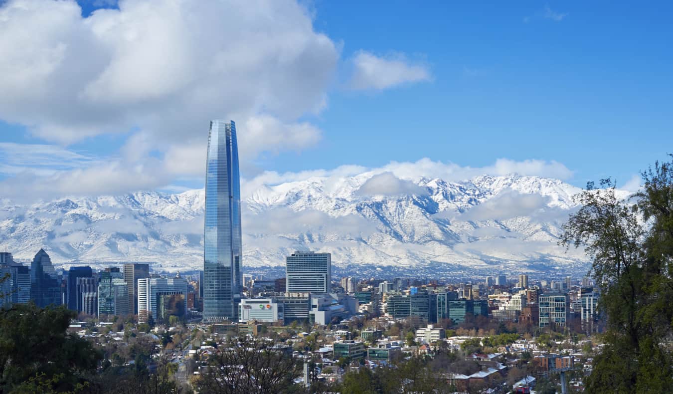 O pitoresco horizonte de Santiago, Chile, com as montanhas de neve ao fundo