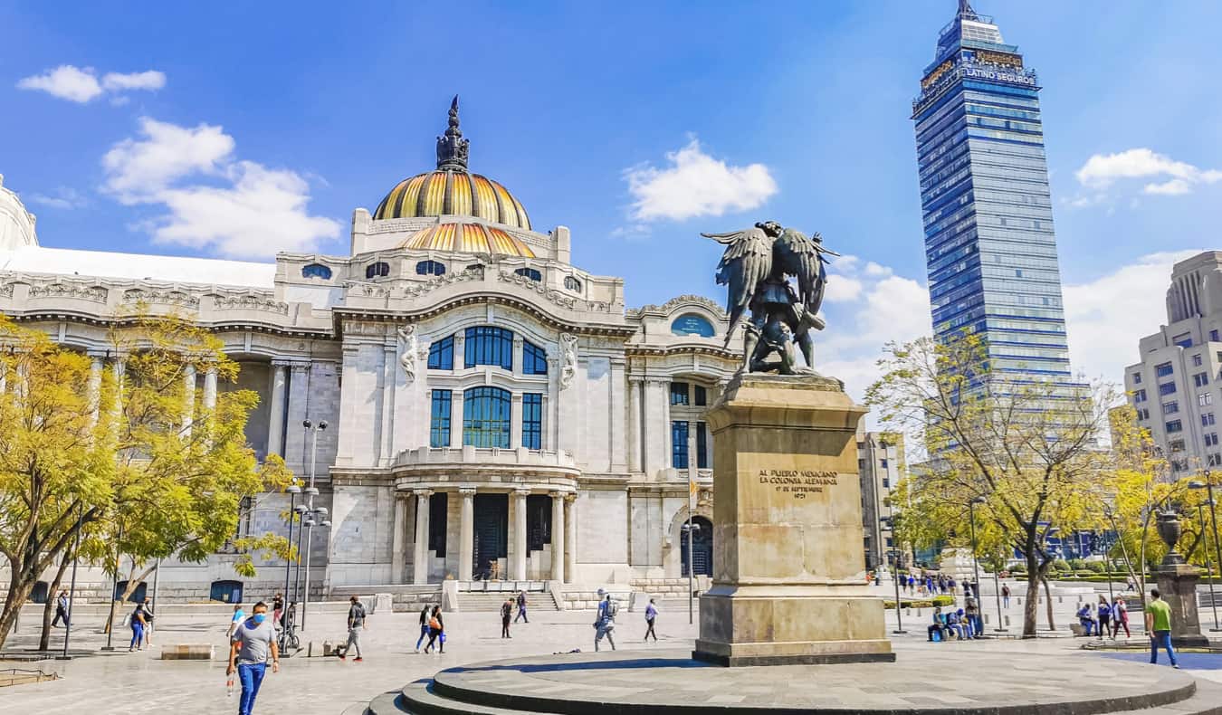 As pessoas desfrutam de um dia ensolarado ao lado de edifícios históricos na Cidade do México, México