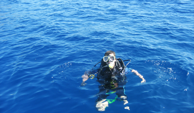 Nomad Matt nas águas de Fiji se preparando para um mergulho