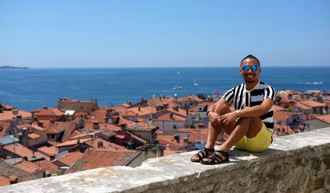 DJ, um único viajante das Filipinas, posa para uma foto na Europa