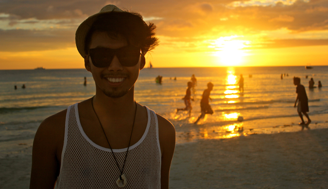 DJ do Dream Europe Trip ao pôr do sol na praia, vivendo seu sonho
