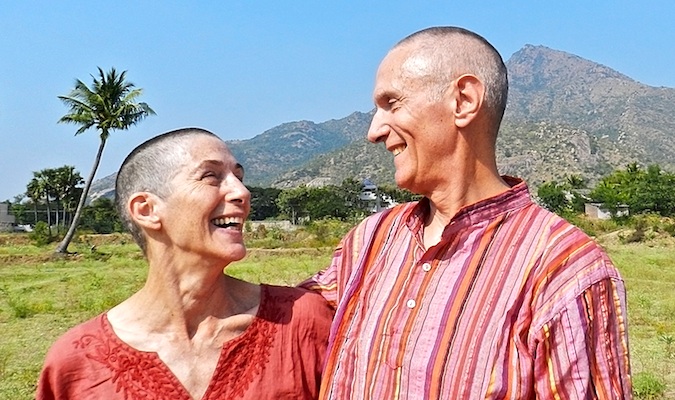 Don e Alison, um casal de idosos feliz viajando pelo mundo
