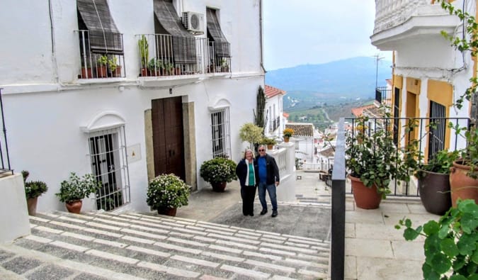 Dois aposentados que viajam pela Europa, juntos em uma pequena cidade