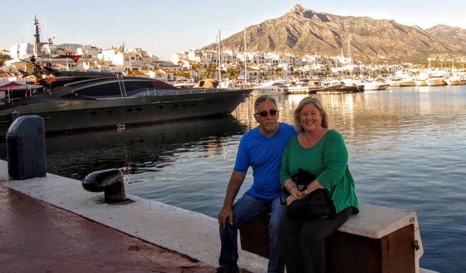 Dois aposentados viajando pelo mundo juntos