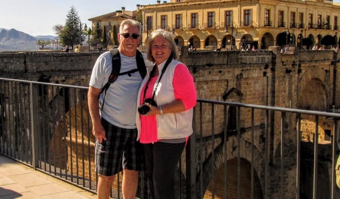 Dois viajantes de aposentadoria posam para fotos na Europa