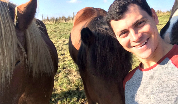 Matt Kepnes, também conhecido como Matt Nomad, se comunica com cavalos islandeses no campo na Islândia