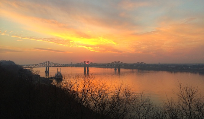 Pôr do sol com vista para a ponte na América