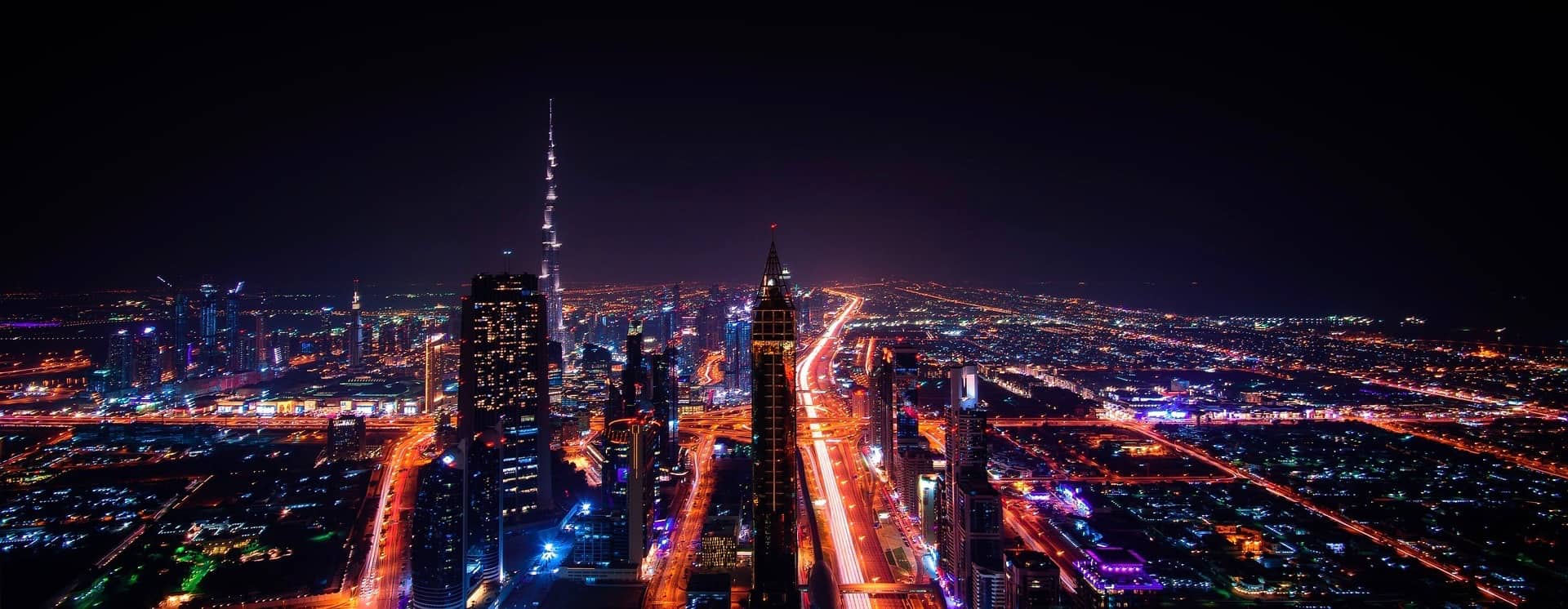 Horizonte imponente e icônico de Dubai, iluminado à noite