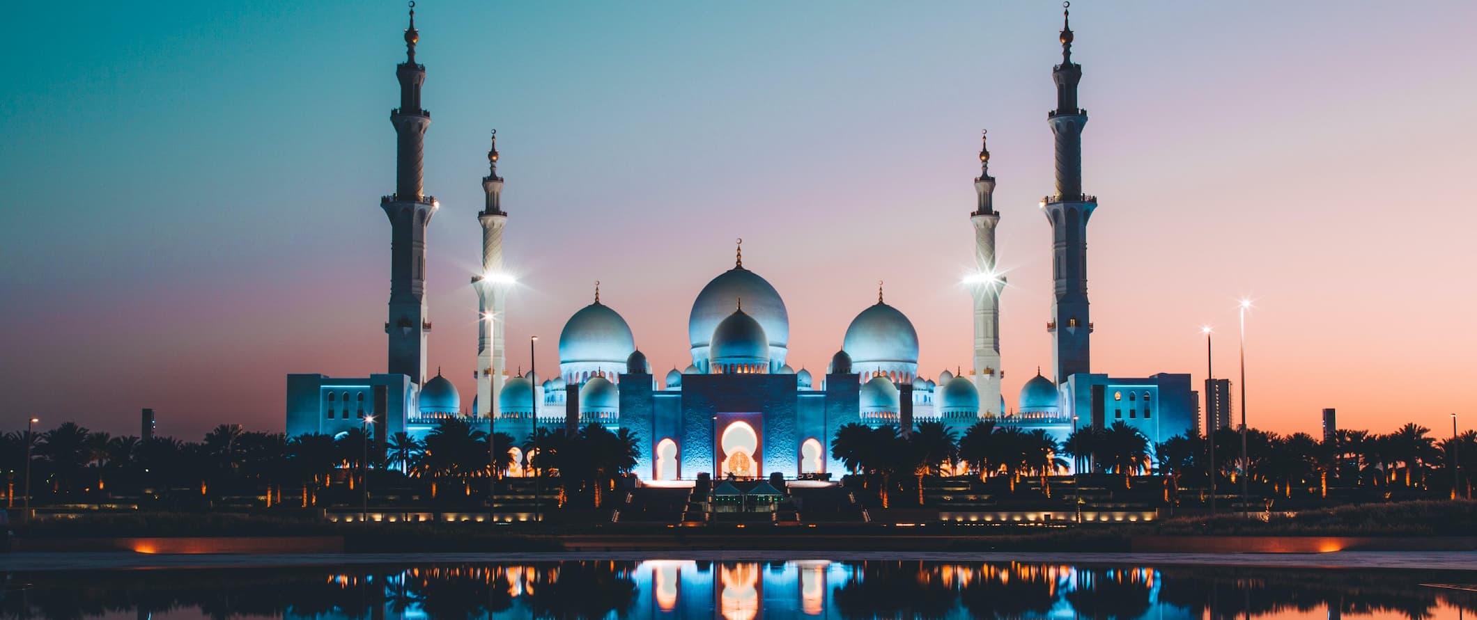 Uma grande mesquita, iluminada à noite pela água de Dubai
