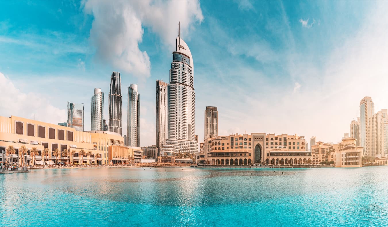 O imponente horizonte do centro de Dubai, como pode ser visto na água, com enormes edifícios ao fundo