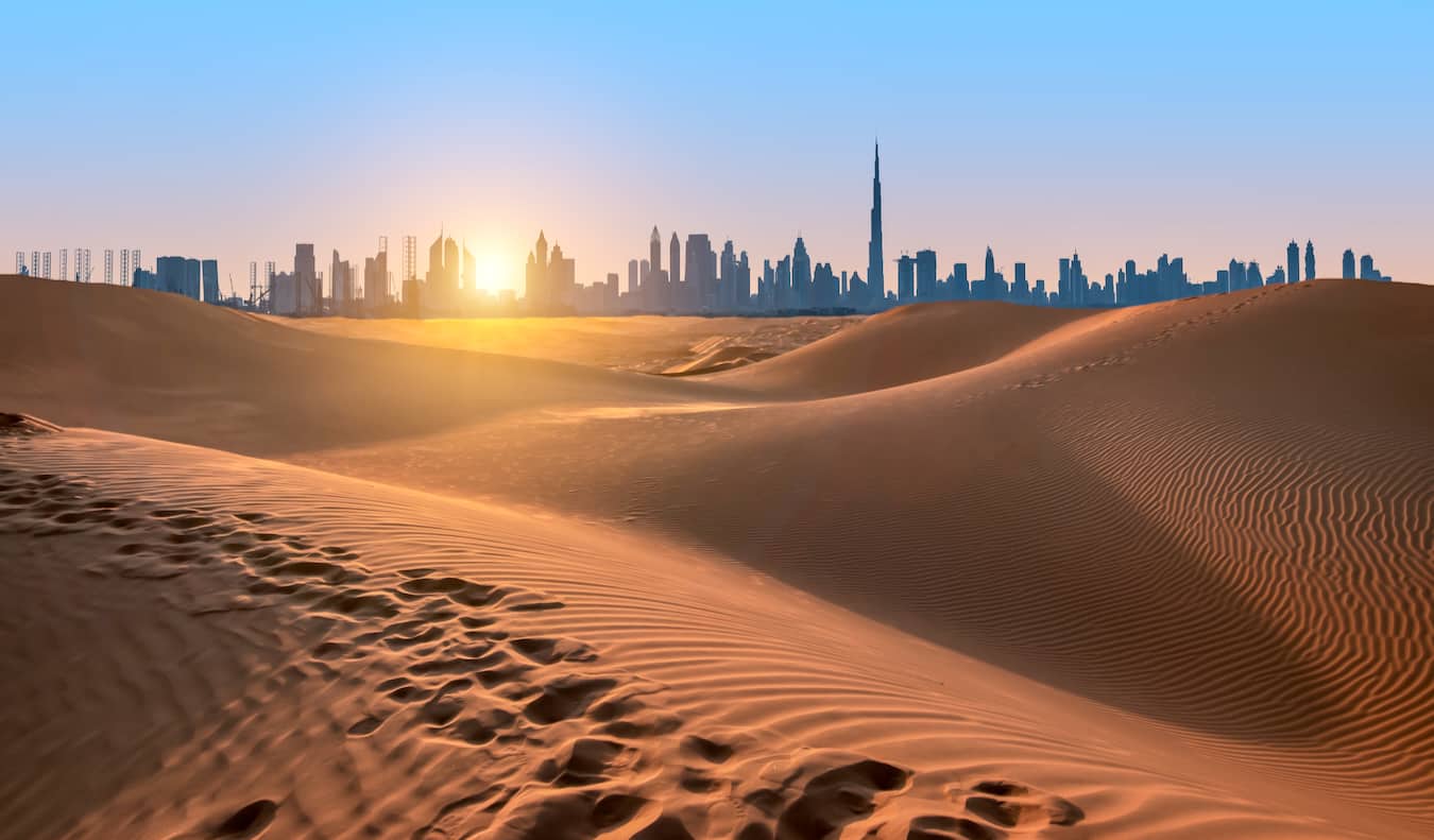 O imponente horizonte do centro de Dubai, como pode ser visto nas dunas de areia dourada fora da cidade