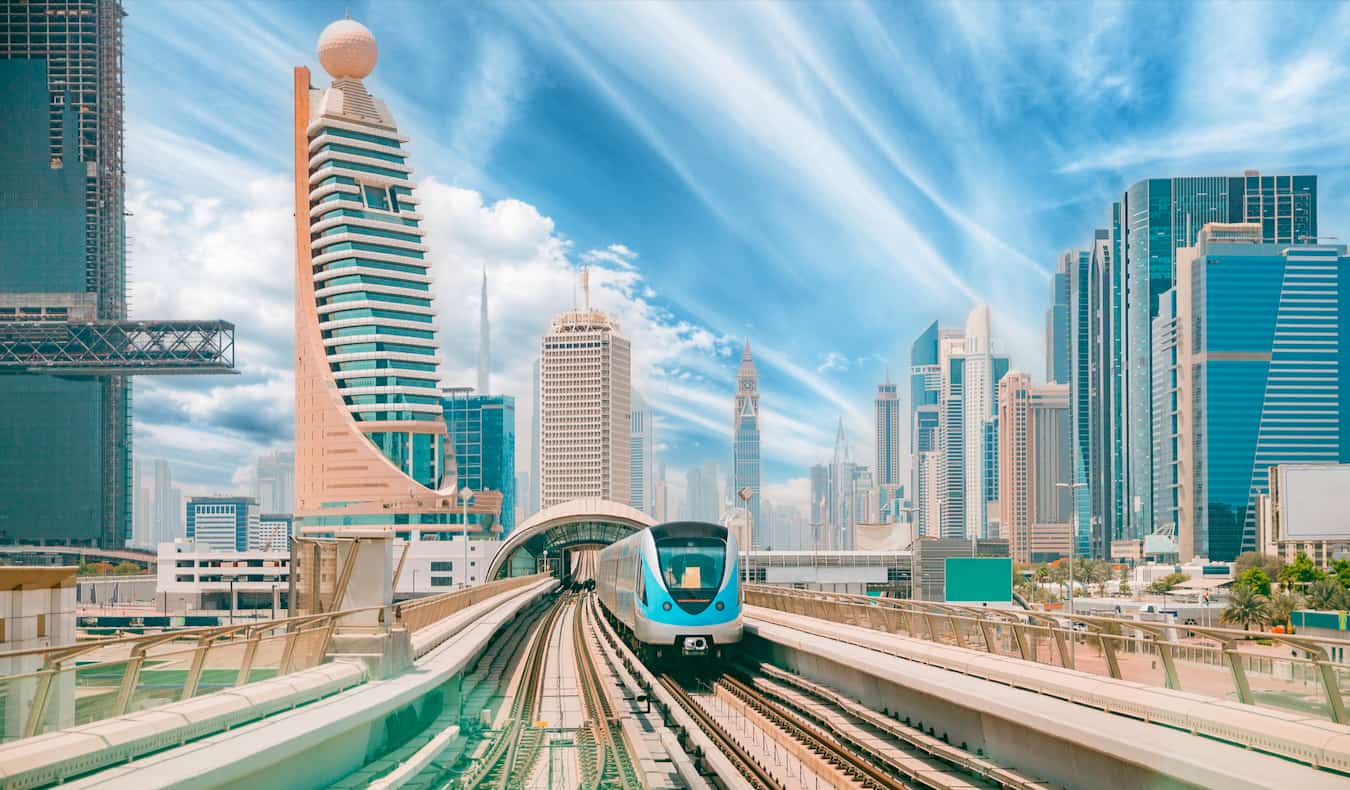Maciço, elevand o-se acima da cidade, o centro de Dubai, como pode ser visto dos caminhos movimentados do monotrilho
