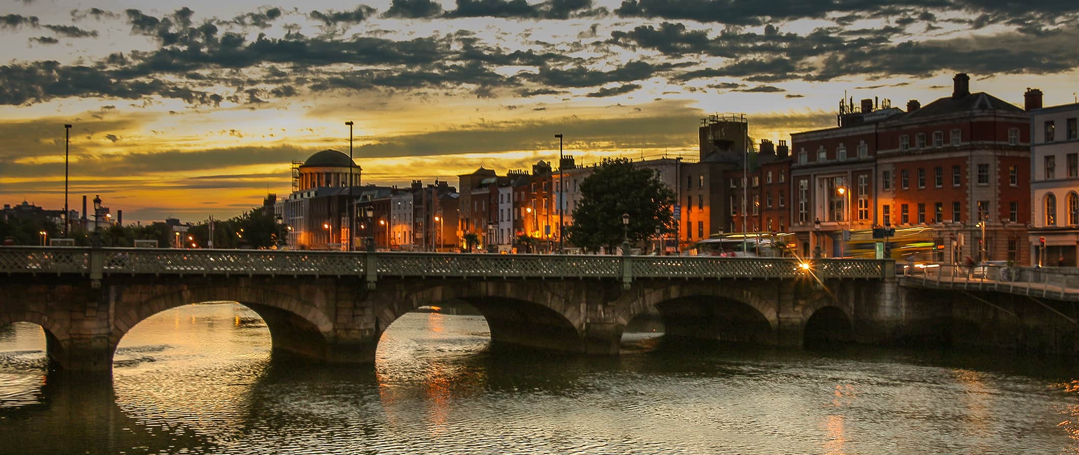 Vista do rio Liffey em Dublin ao pôr do sol