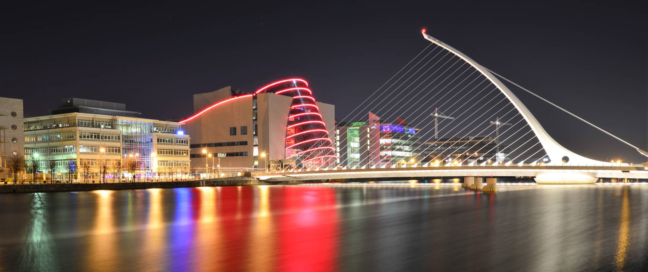 Cidade de Dublin, Irlanda iluminada pela água em uma noite escura