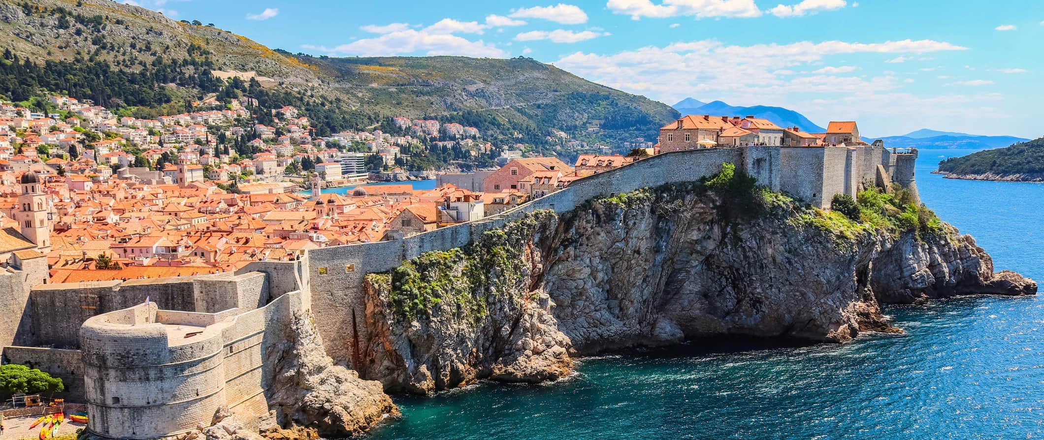 Vista da antiga cidade de Dubrovnik, Croácia e Paredes da Cidade Velha
