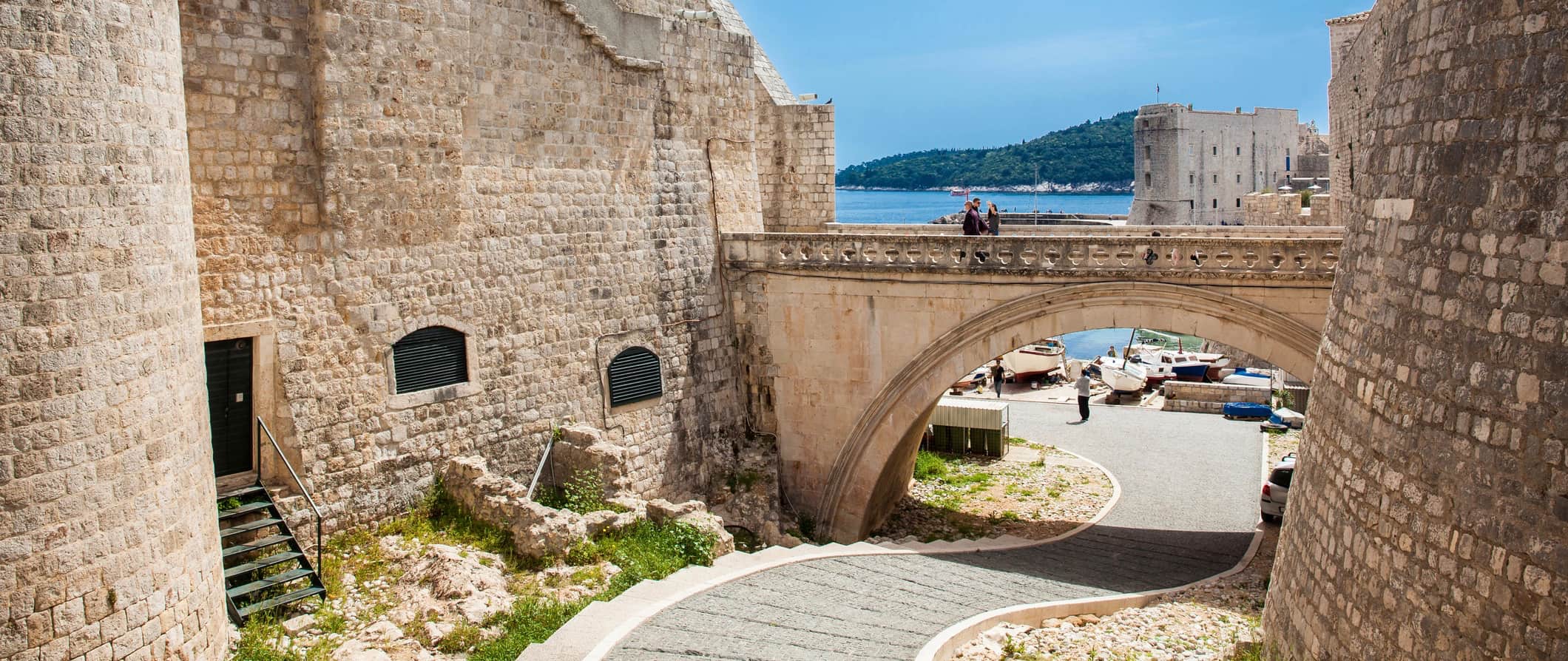 Cidade velha de Dubrovnik, Croácia e paredes da cidade imponente