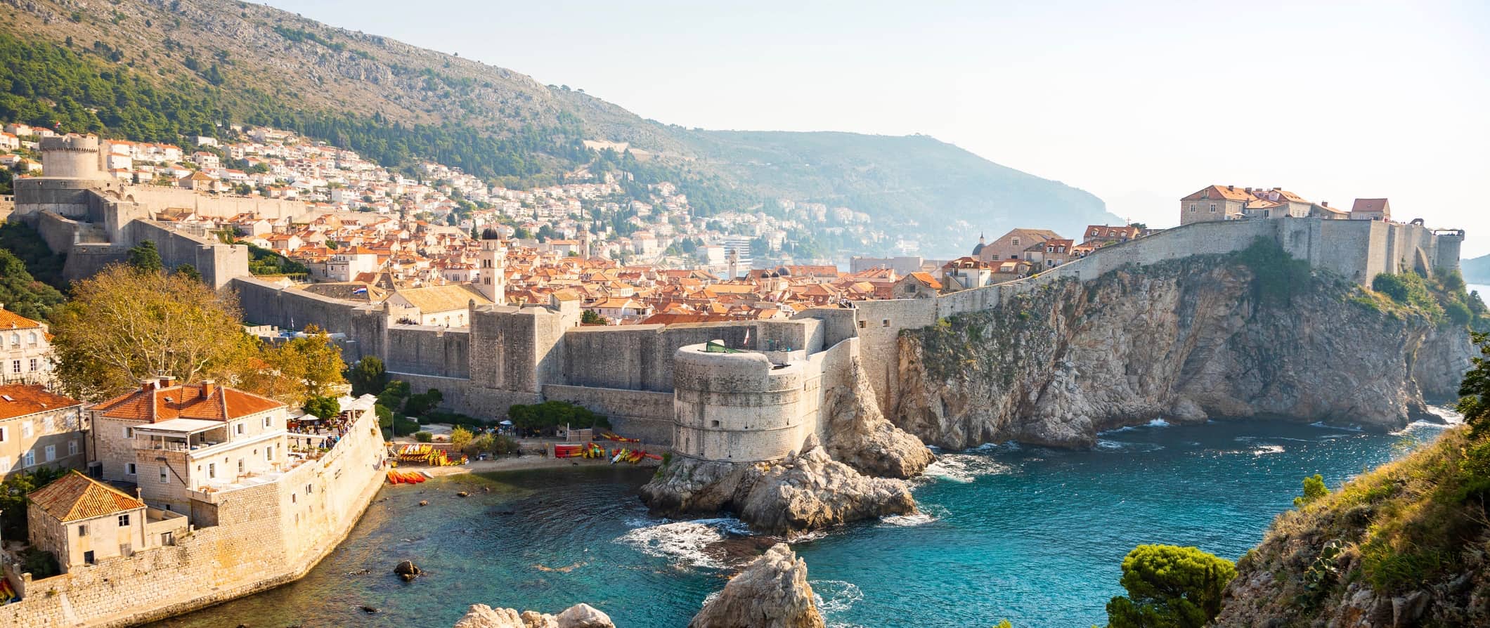 A encantadora cidade velha de Dubrovnik, Croácia, como pode ser visto do mar