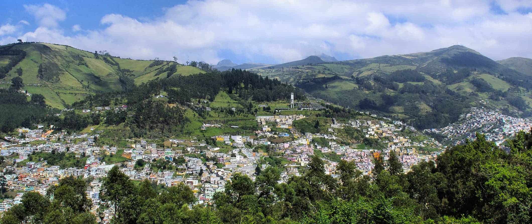 Vista do ar em Kito, Equador, cercado por colinas verdes em um dia ensolarado de verão